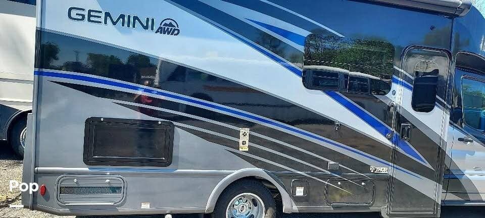 2023 Thor Motor Coach Gemini 23TW - Used Class C For Sale by Pop RVs in Staten Island, New York features Slideout