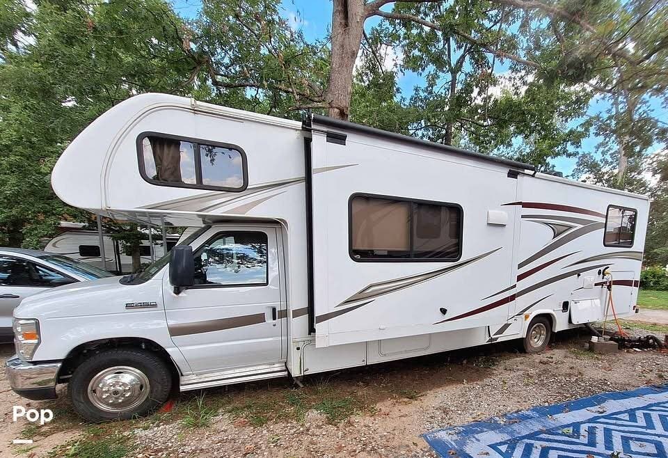 2016 Forest River Sunseeker 3170DS - Used Class C For Sale by Pop RVs in Taylors, South Carolina features Awning, Leveling Jacks, Slideout, Generator, Air Conditioning
