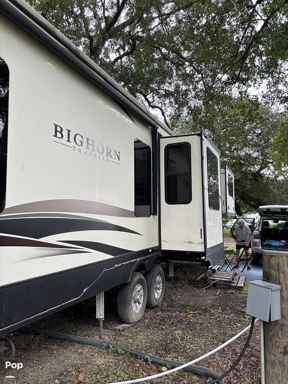 2018 Heartland Bighorn Traveler 39FL - Used Fifth Wheel For Sale by Pop RVs in Malvern, Arkansas features Air Conditioning, Slideout, Awning, Leveling Jacks
