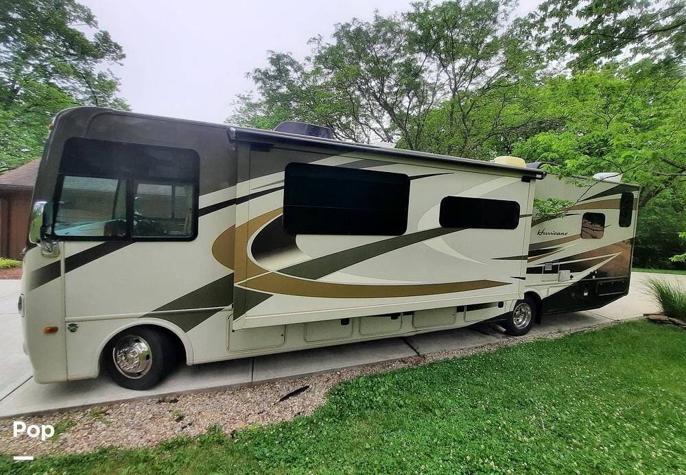 2016 Hurricane 35C by Thor Motor Coach from Pop RVs in Cincinnati, Ohio