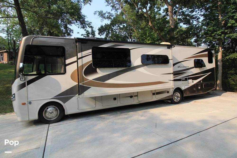 2016 Hurricane 35C by Thor Motor Coach from Pop RVs in Cincinnati, Ohio