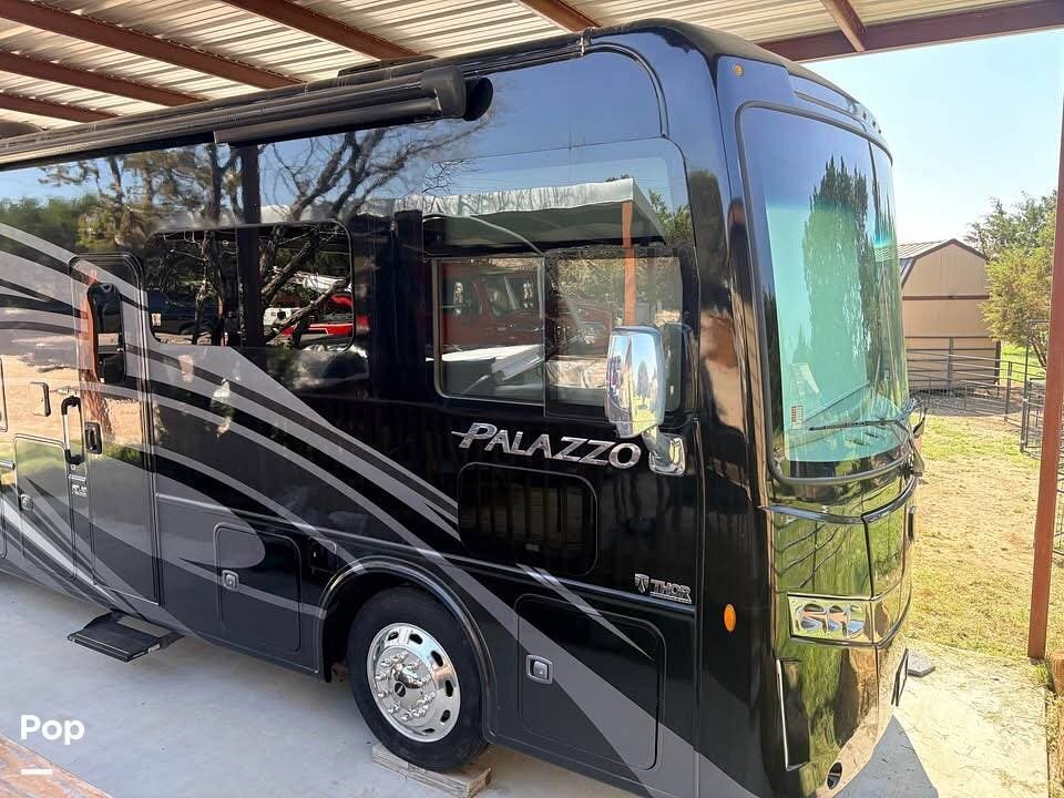 2021 Thor Motor Coach Palazzo 33.6 - Used Diesel Pusher For Sale by Pop RVs in Lometa, Texas features Slideout