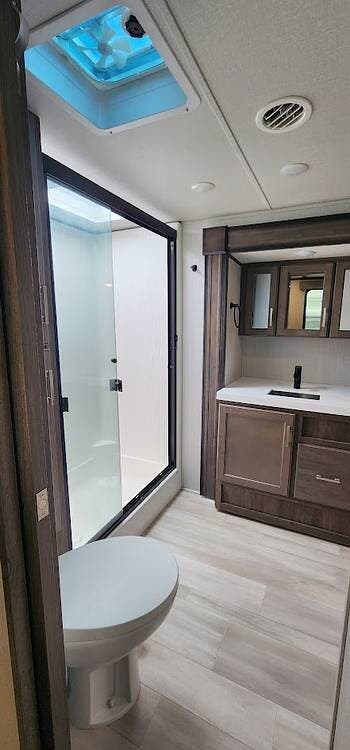 2021 Grand Design Solitude 2930RL S-Class - Used Fifth Wheel For Sale by Pop RVs in Marion, Iowa features Awning, Air Conditioning, Leveling Jacks, Slideout