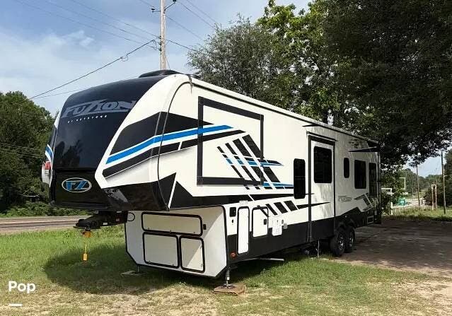 2022 Keystone Fuzion 379 - Used Fifth Wheel For Sale by Pop RVs in Mineola, Texas features Slideout