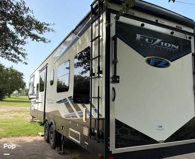 2022 Fuzion 379 by Keystone from Pop RVs in Mineola, Texas