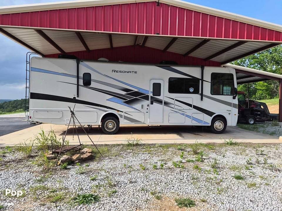 2024 Resonate 32B by Thor America from Pop RVs in Stilwell, Oklahoma