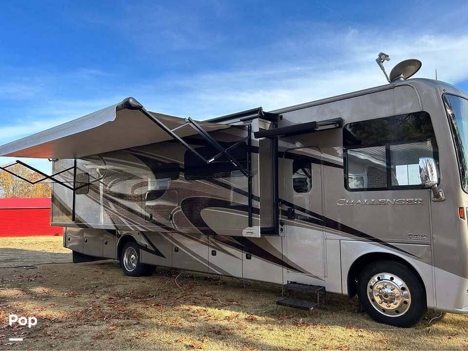 2020 Thor Motor Coach Challenger 35MQ - Used Class A For Sale by Pop RVs in Tullahoma, Tennessee features Awning, Slideout, Leveling Jacks, Air Conditioning, Generator