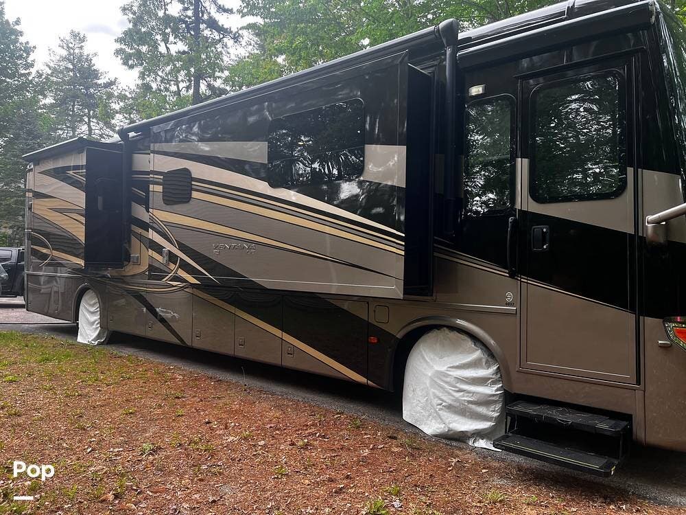 2016 Newmar Ventana LE Series M-4037 Freightliner - Used Diesel Pusher For Sale by Pop RVs in Silver Lake, New Hampshire features Slideout, Generator