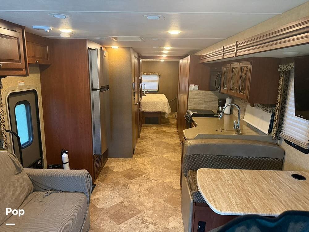 2016 Thor Motor Coach Windsport 34J - Used Class A For Sale by Pop RVs in Brusly, Louisiana features Leveling Jacks, Slideout, Generator, Air Conditioning