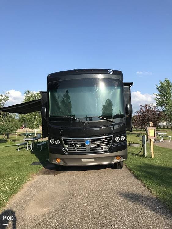 2017 Holiday Rambler Vacationer 35P - Used Class A For Sale by Pop RVs in Franksville, Wisconsin features Slideout