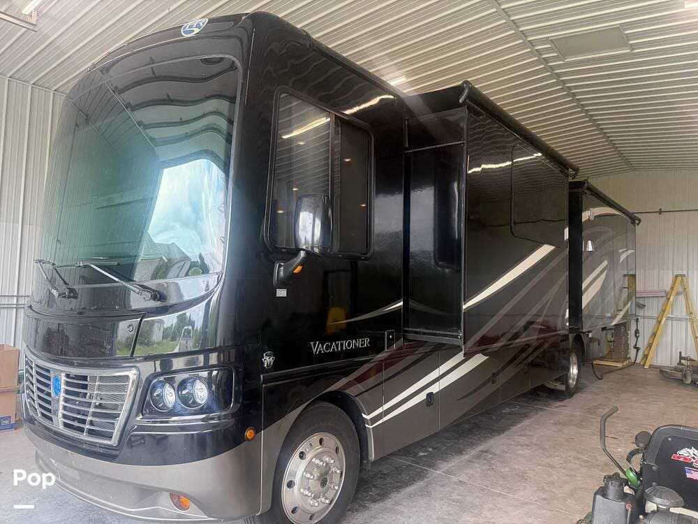 2017 Holiday Rambler Vacationer 35P - Used Class A For Sale by Pop RVs in Franksville, Wisconsin features Slideout