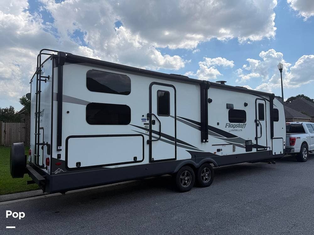 2023 Forest River Flagstaff 27BHWS - Used Fifth Wheel For Sale by Pop RVs in Kaplan, Louisiana features Slideout