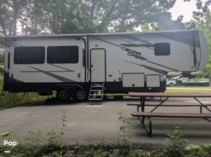2023 Forest River Cedar Creek 311RL - Used Fifth Wheel For Sale by Pop RVs in Paducah, Kentucky features Slideout