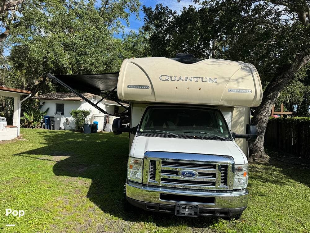 2017 Thor Motor Coach Quantum RQ29 - Used Class C For Sale by Pop RVs in Palmetto, Florida features Generator, Slideout, Awning, Air Conditioning