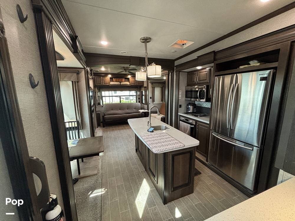 2019 Keystone Alpine 3501RL - Used Fifth Wheel For Sale by Pop RVs in Clermont, Florida features Awning, Leveling Jacks, Slideout, Air Conditioning