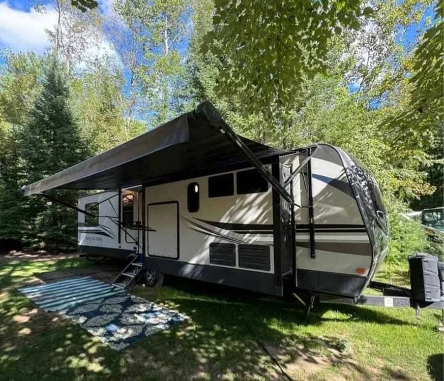 2019 Keystone Sprinter 333FKS - Used Travel Trailer For Sale by Pop RVs in Kiel, Wisconsin features Slideout