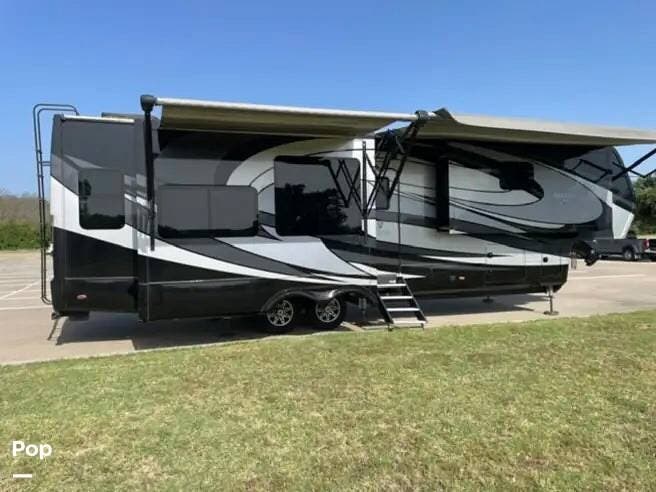 2020 Vanleigh Beacon 39FBB - Used Fifth Wheel For Sale by Pop RVs in Arlington, Texas features Slideout, Leveling Jacks, Air Conditioning