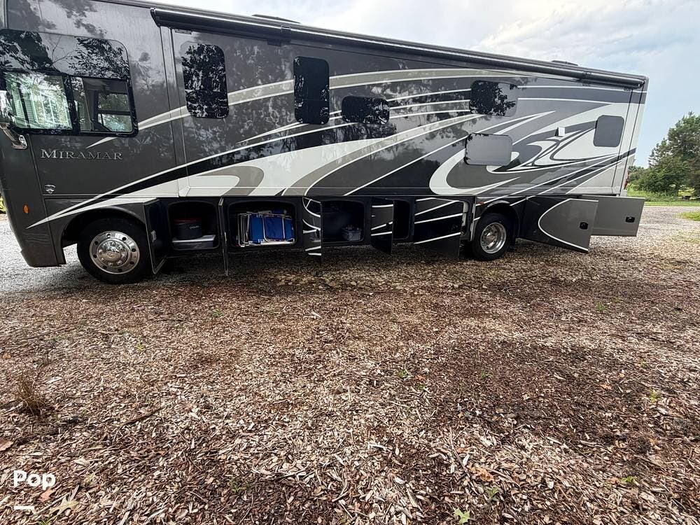 2022 Thor Motor Coach Miramar 34.6 - Used Class A For Sale by Pop RVs in Mansfield, Ohio features Slideout