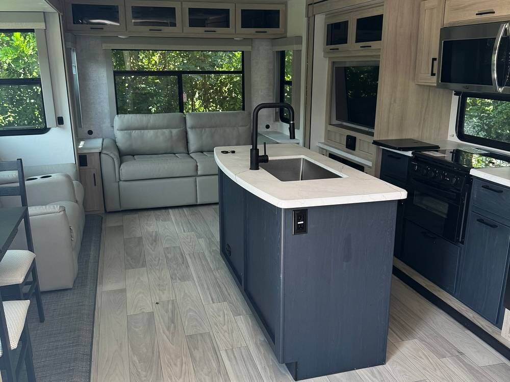2023 Voyage 3235RL by Winnebago from Pop RVs in Fort Myers, Florida
