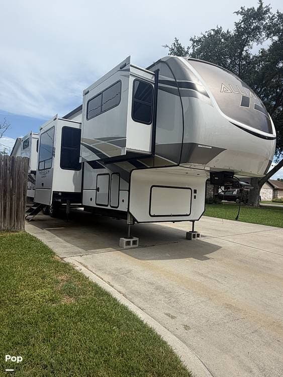 2022 Alliance RV Paradigm M-385FL - Used Fifth Wheel For Sale by Pop RVs in Santa Fe, Texas features Slideout