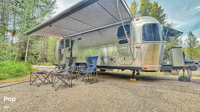 2024 Airstream Flying Cloud 25FB QUEEN - Used Travel Trailer For Sale by Pop RVs in Plainfield, Indiana