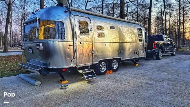 2024 Flying Cloud 25FB QUEEN by Airstream from Pop RVs in Plainfield, Indiana