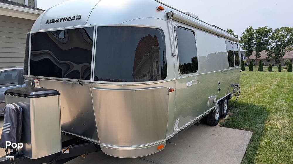 2024 Airstream Flying Cloud 25FB - Used Travel Trailer For Sale by Pop RVs in Plainfield, Indiana features Awning, Leveling Jacks, Air Conditioning