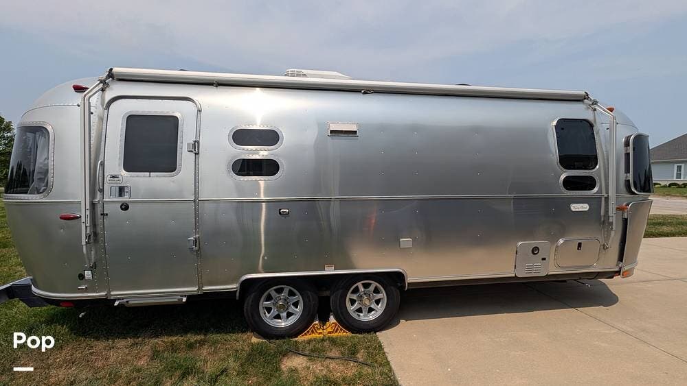 2024 Flying Cloud 25FB by Airstream from Pop RVs in Plainfield, Indiana