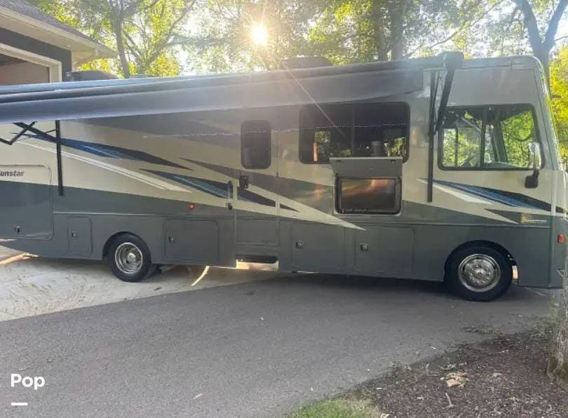 2022 Sunstar 31B by Winnebago from Pop RVs in Cottage Grove, Wisconsin