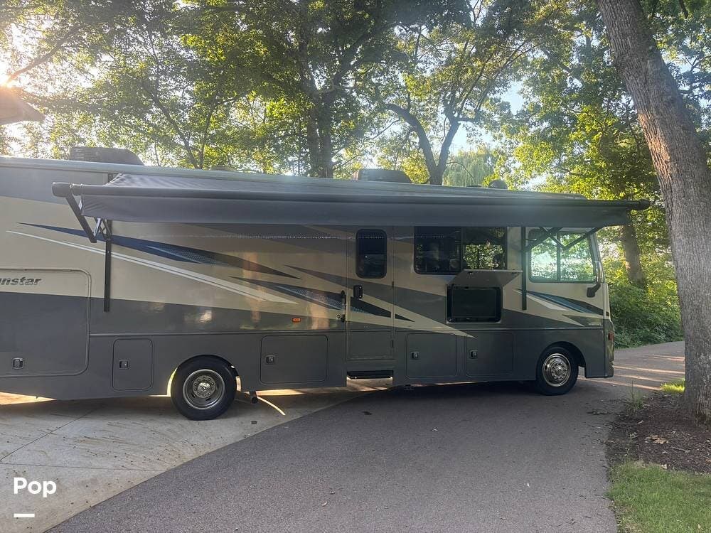 2022 Winnebago Sunstar 31B - Used Class A For Sale by Pop RVs in Cottage Grove, Wisconsin features Generator, Leveling Jacks, Air Conditioning, Slideout, Awning
