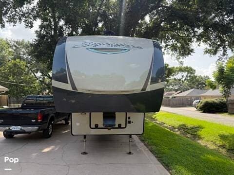 2019 Forest River Rockwood Signature 8297S - Used Fifth Wheel For Sale by Pop RVs in Rosenberg, Texas features Slideout