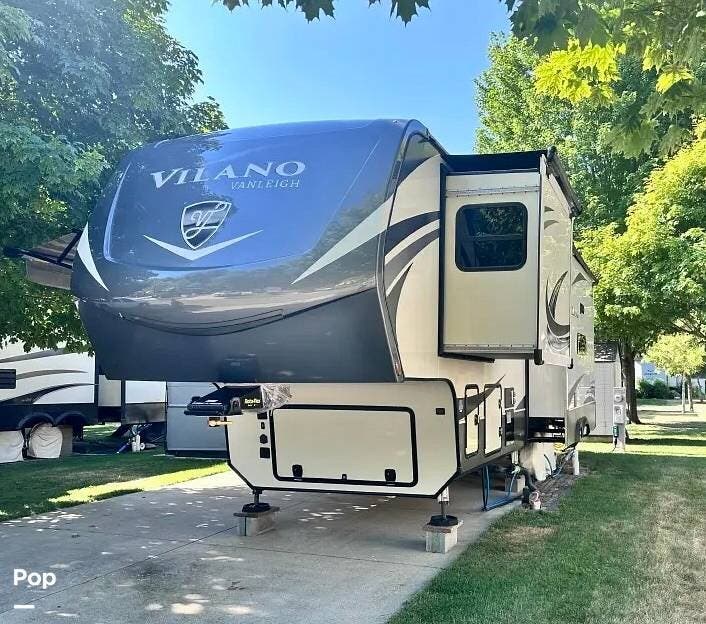 2019 Vanleigh Vilano 320 GK - Used Fifth Wheel For Sale by Pop RVs in Durand, Michigan features Slideout