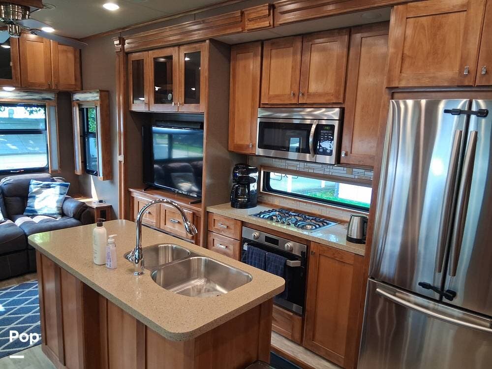 2019 Vanleigh Vilano 320GK - Used Fifth Wheel For Sale by Pop RVs in Durand, Michigan features Air Conditioning, Awning, Slideout, Leveling Jacks