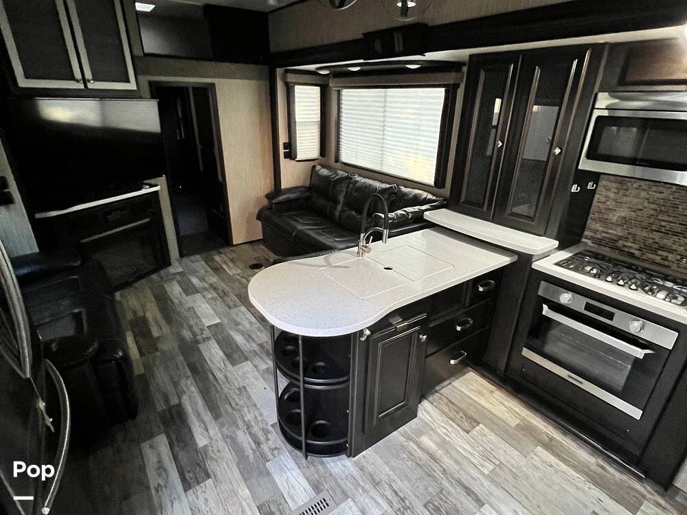 Used 2018 Heartland Road Warrior 429 available in Ellijay, Georgia