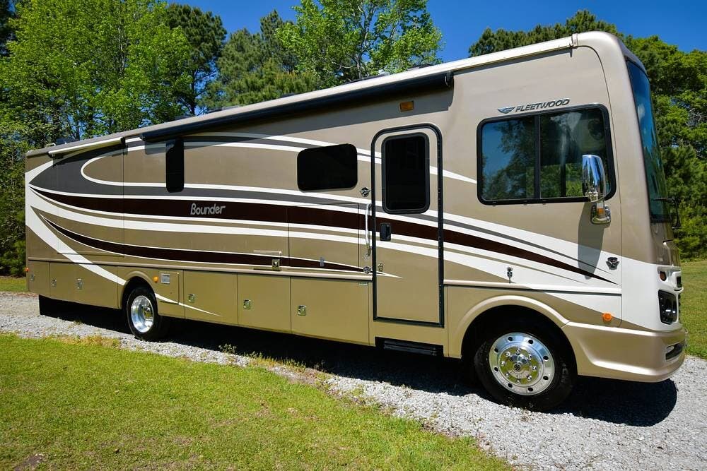 2016 Fleetwood Bounder 35K - Used Class A For Sale by Pop RVs in Longs, South Carolina features Awning, Slideout, Generator, Air Conditioning