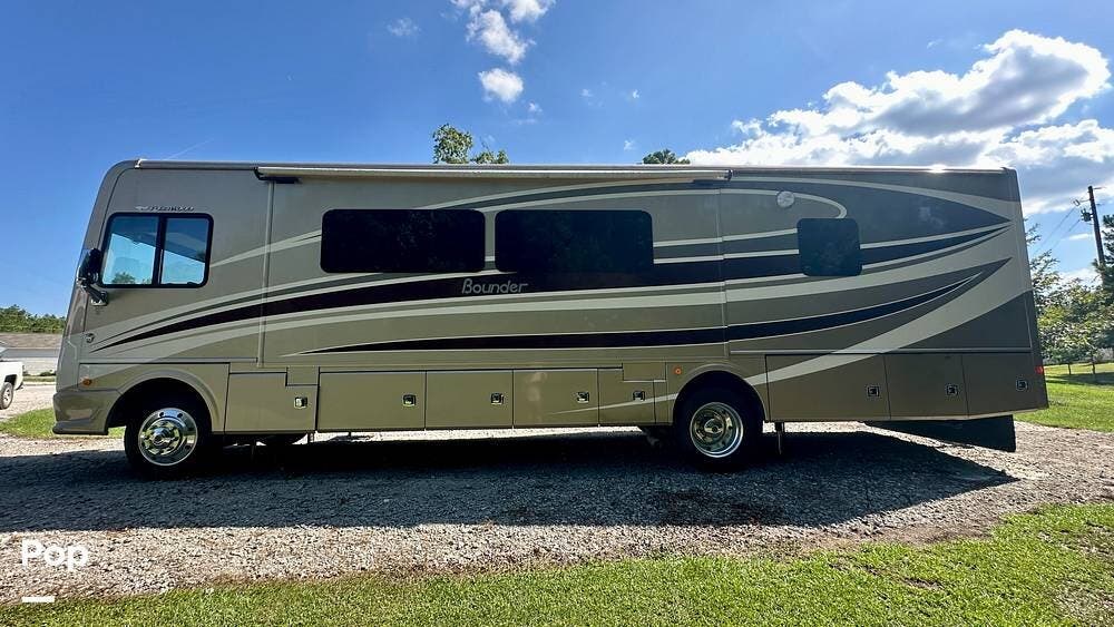 2016 Fleetwood Bounder 35K - Used Class A For Sale by Pop RVs in Longs, South Carolina features Leveling Jacks, Slideout, Awning, Generator, Air Conditioning