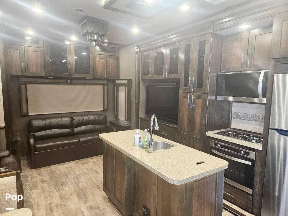 2018 Vanleigh Vilano 325RL - Used Fifth Wheel For Sale by Pop RVs in Dillard, Georgia features Leveling Jacks, Awning, Slideout, Air Conditioning