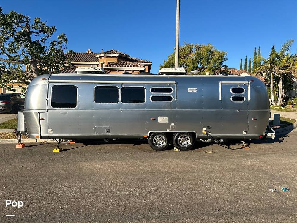 2015 Airstream Flying Cloud 30FB Bunk - Used Travel Trailer For Sale by Pop RVs in Poway, California