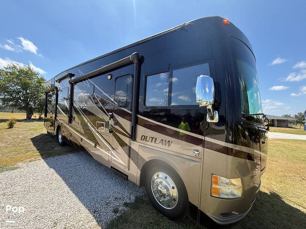 2015 Outlaw 37MD by Thor Motor Coach from Pop RVs in Pipe Creek, Texas