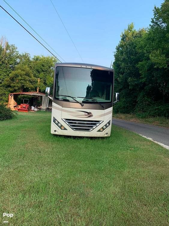 2017 Thor Motor Coach Hurricane 31Z - Used Class A For Sale by Pop RVs in Malvern, Arkansas features Slideout