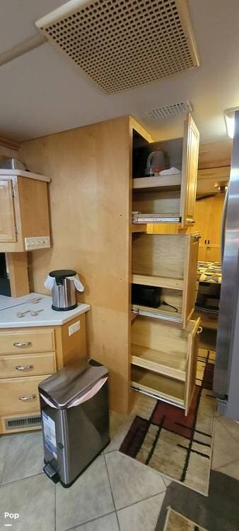 2005 Fleetwood Revolution LE 40E - Used Diesel Pusher For Sale by Pop RVs in Warfordsburg, Pennsylvania features Slideout