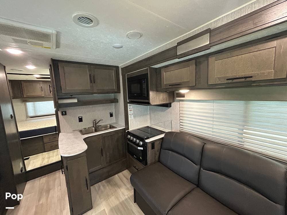 2022 Coachmen Leprechaun 260QB - Used Class C For Sale by Pop RVs in Dunnellon, Florida features Generator, Awning, Air Conditioning, Slideout