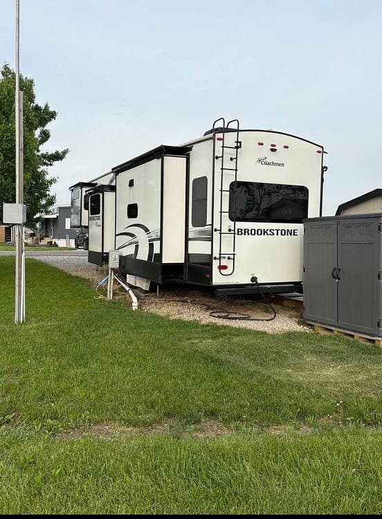 2022 Coachmen Brookstone 398MBL - Used Fifth Wheel For Sale by Pop RVs in Port Clinton, Ohio features Slideout