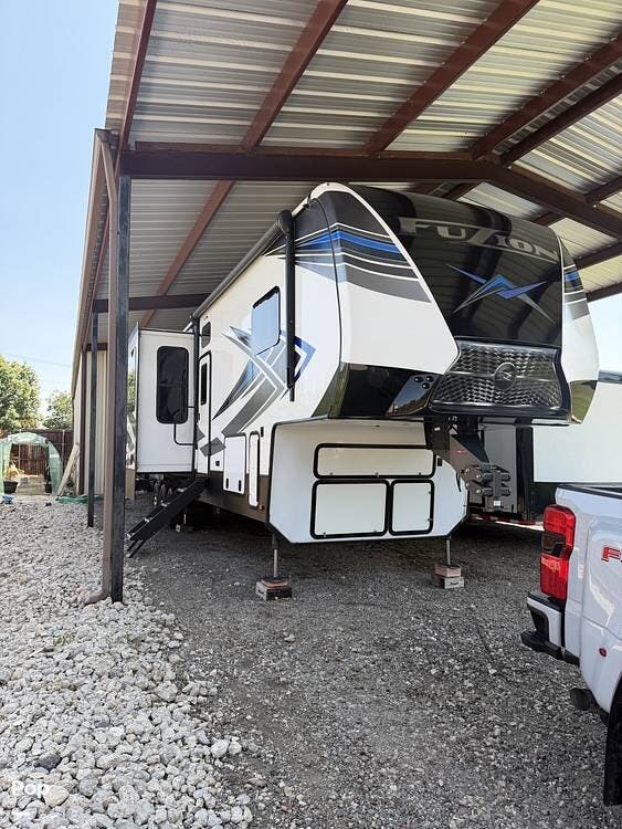 2021 Keystone Fuzion 419 - Used Toy Hauler For Sale by Pop RVs in Midlothian, Texas features Slideout