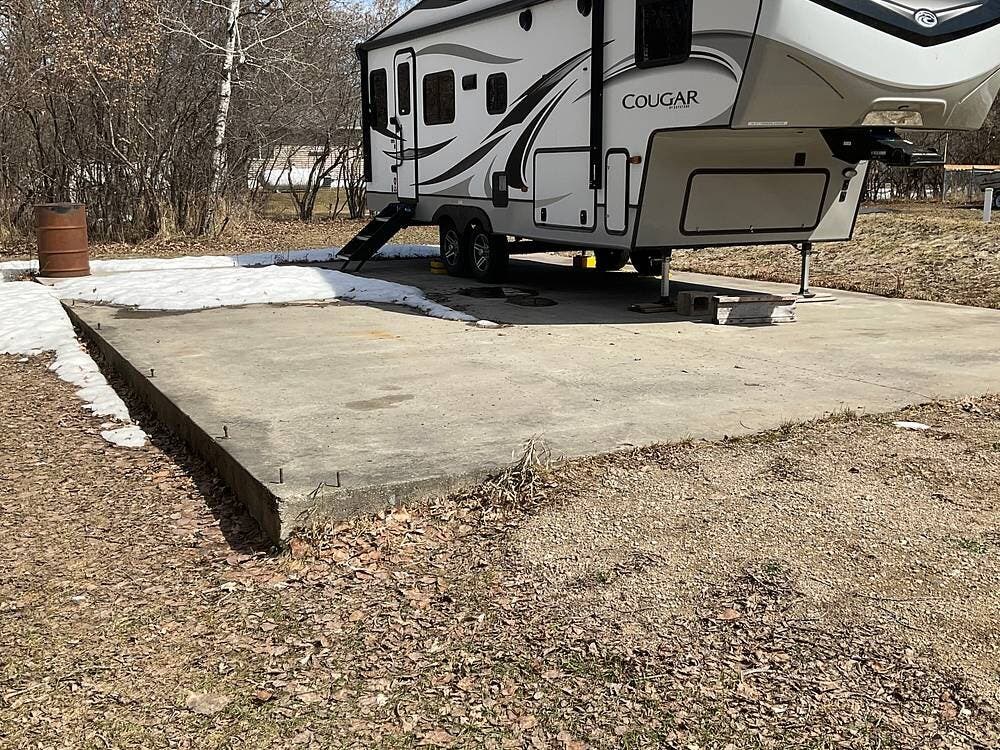 2021 Keystone Cougar 24RDS - Used Fifth Wheel For Sale by Pop RVs in Deerwood, Minnesota features Slideout