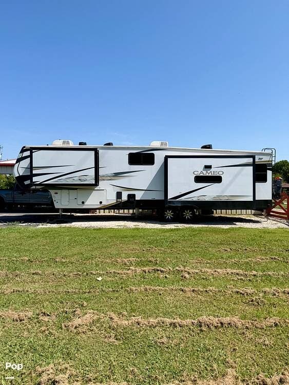 2023 CrossRoads Cameo 3701RL - Used Fifth Wheel For Sale by Pop RVs in Royse City, Texas features Slideout