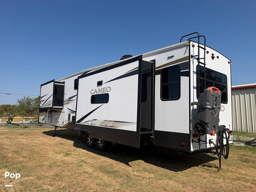 2023 CrossRoads Cameo 3701RL - Used Fifth Wheel For Sale by Pop RVs in Royse City, Texas features Awning, Slideout, Leveling Jacks, Air Conditioning