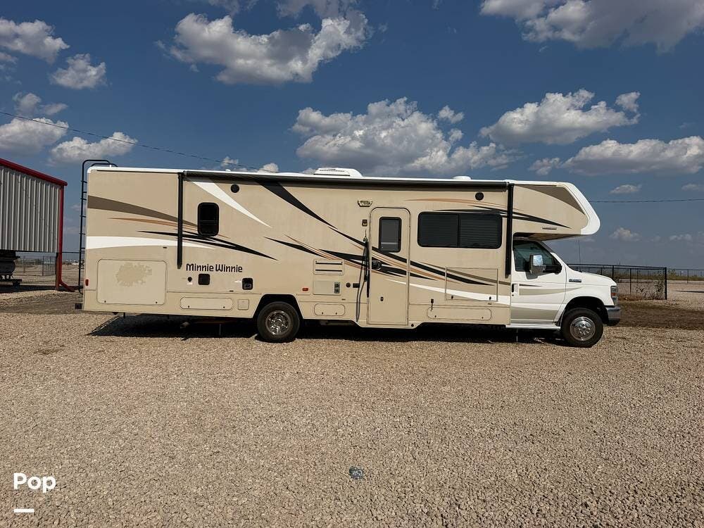 2016 Winnebago Minnie Winnie 31G - Used Class C For Sale by Pop RVs in Krum, Texas features Slideout, Air Conditioning, Generator, Awning, Leveling Jacks