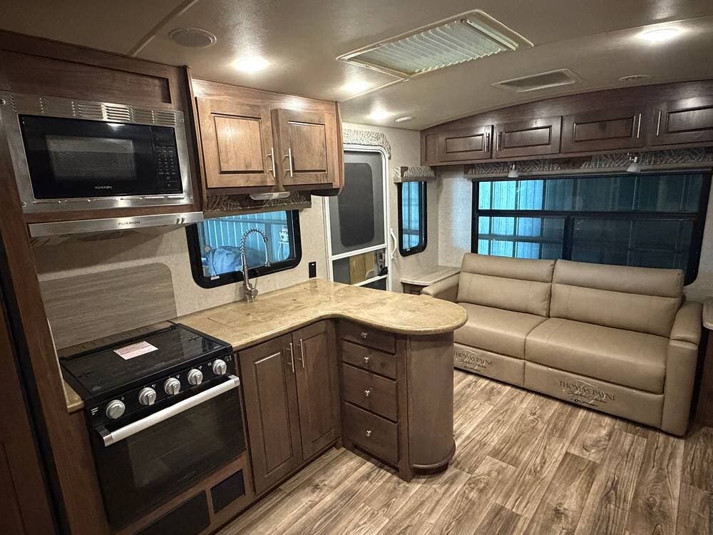 2023 Northwood Arctic Fox 25Y - Used Travel Trailer For Sale by Pop RVs in Kerman, California features Air Conditioning, Awning, Slideout