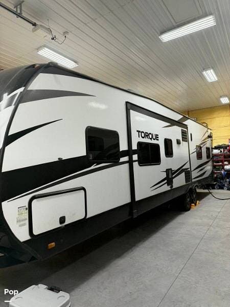 2021 Heartland Torque 333 - Used Fifth Wheel For Sale by Pop RVs in Ashland, Pennsylvania features Slideout